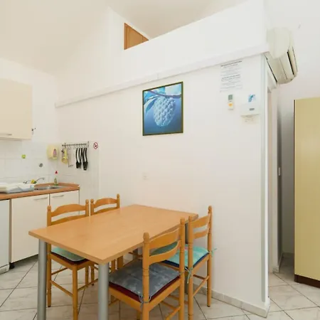 Apartment In With Sea View, Balcony, Air Conditioning, Wifi 5197-2 Saplunara